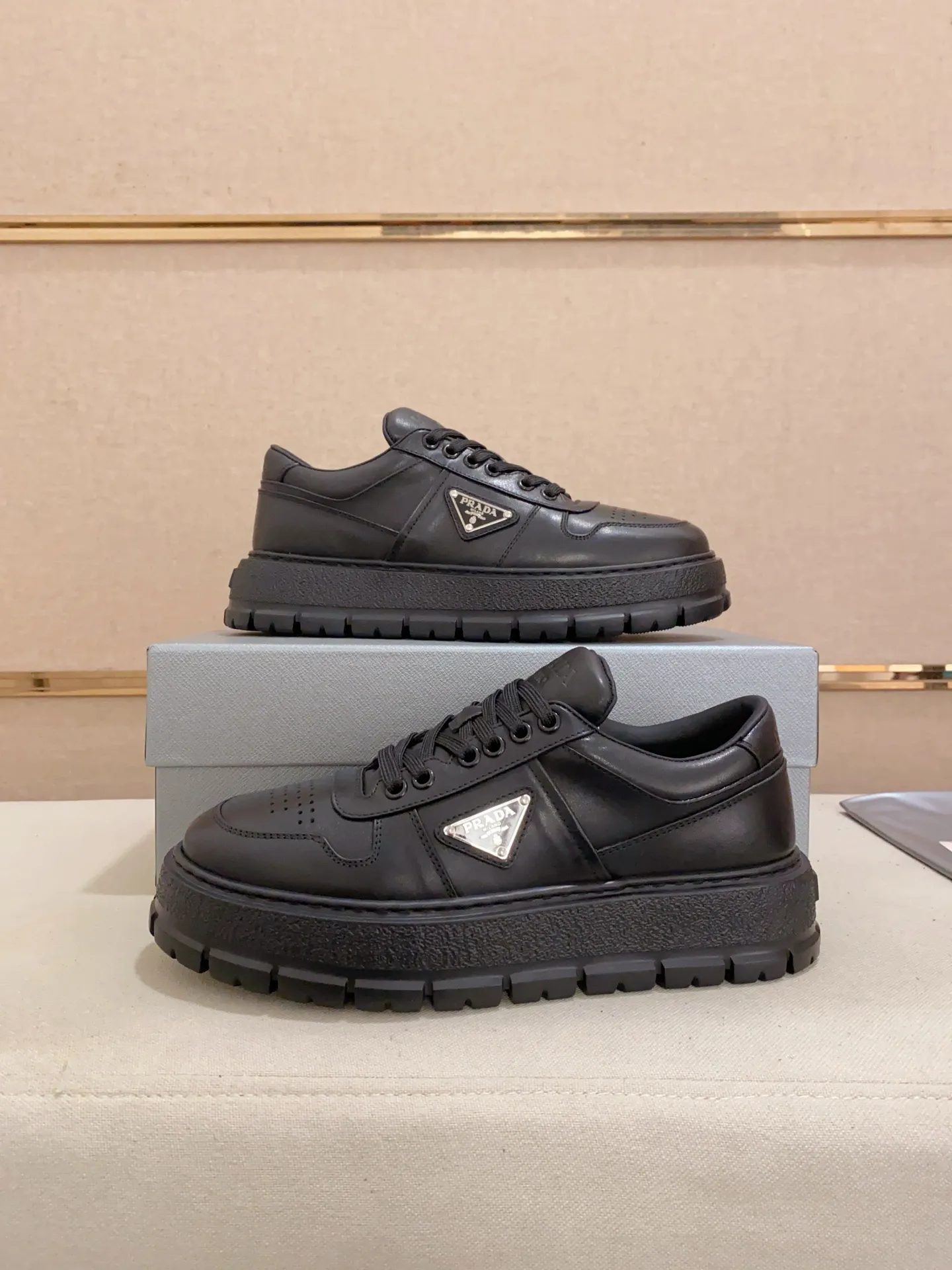 Men's shoes💰 620💰 ✔️✔️✔️Higher version High-quality new PRADA counters are launched simultaneously. The new men's shoes and 😘fabrics are selected from first-layer cowhide and are made by pure handicrafts. Lining: Full cowhide lining. 👍🏿 High-end ☄️ air-cushion molded anti-slip rubber outsole, exquisite lines, simple and elegant, comfortable and high-end for leisure travel. Code number: 38 to 44